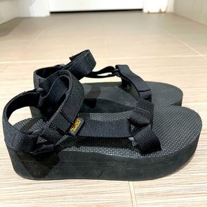 TEVA FLATFORM UNIVERSAL Black Sandals sz 8